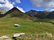31Pianoro pascolivo di  Baita Camplano (1840 m) con l'erboso  Zucco degli Agnelli (2057 m) 